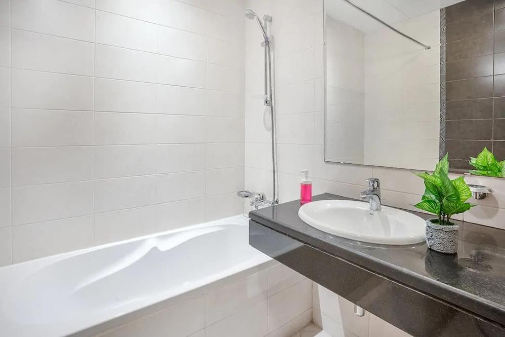Lovely 3 Bedroom Apartment Beach Front Abu Zabi Zewnętrze zdjęcie